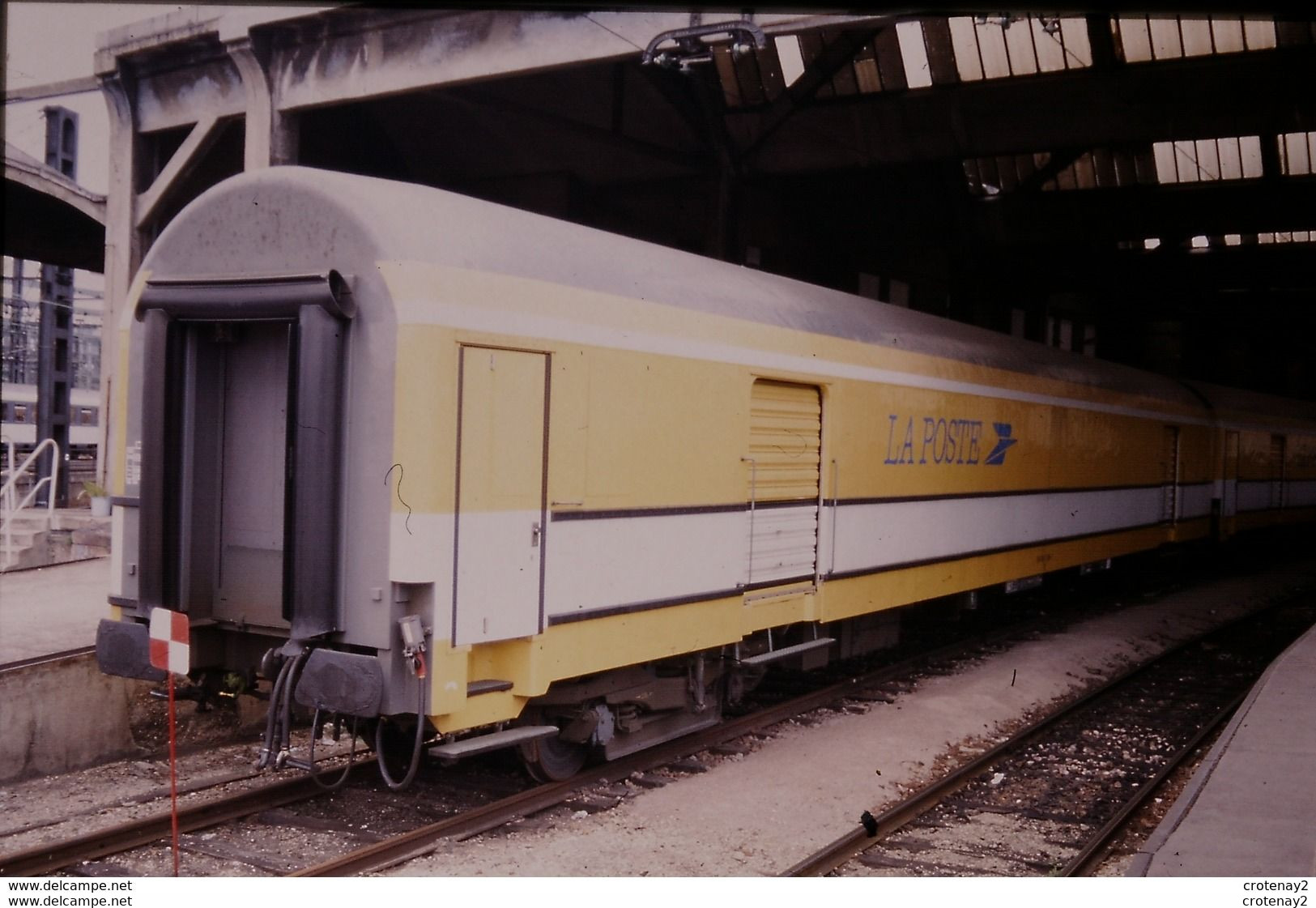 Photo Diapo Diapositive Slide Train Wagon Loco Locomotive Wagon Postal La Poste Le 21/07/1999 VOIR ZOOM - Diapositive