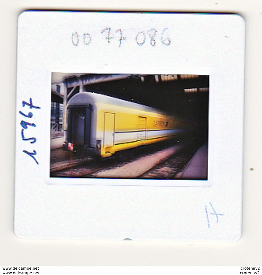 Photo Diapo Diapositive Slide Train Wagon Loco Locomotive Wagon Postal La Poste Le 21/07/1999 VOIR ZOOM - Diapositive