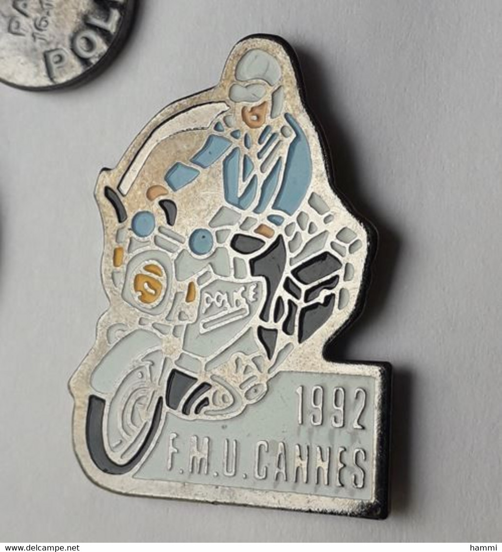 QQ507 Pin's Police Gendarmerie Moto FMU F M U CANNES 1992 Achat Immédiat - Motos