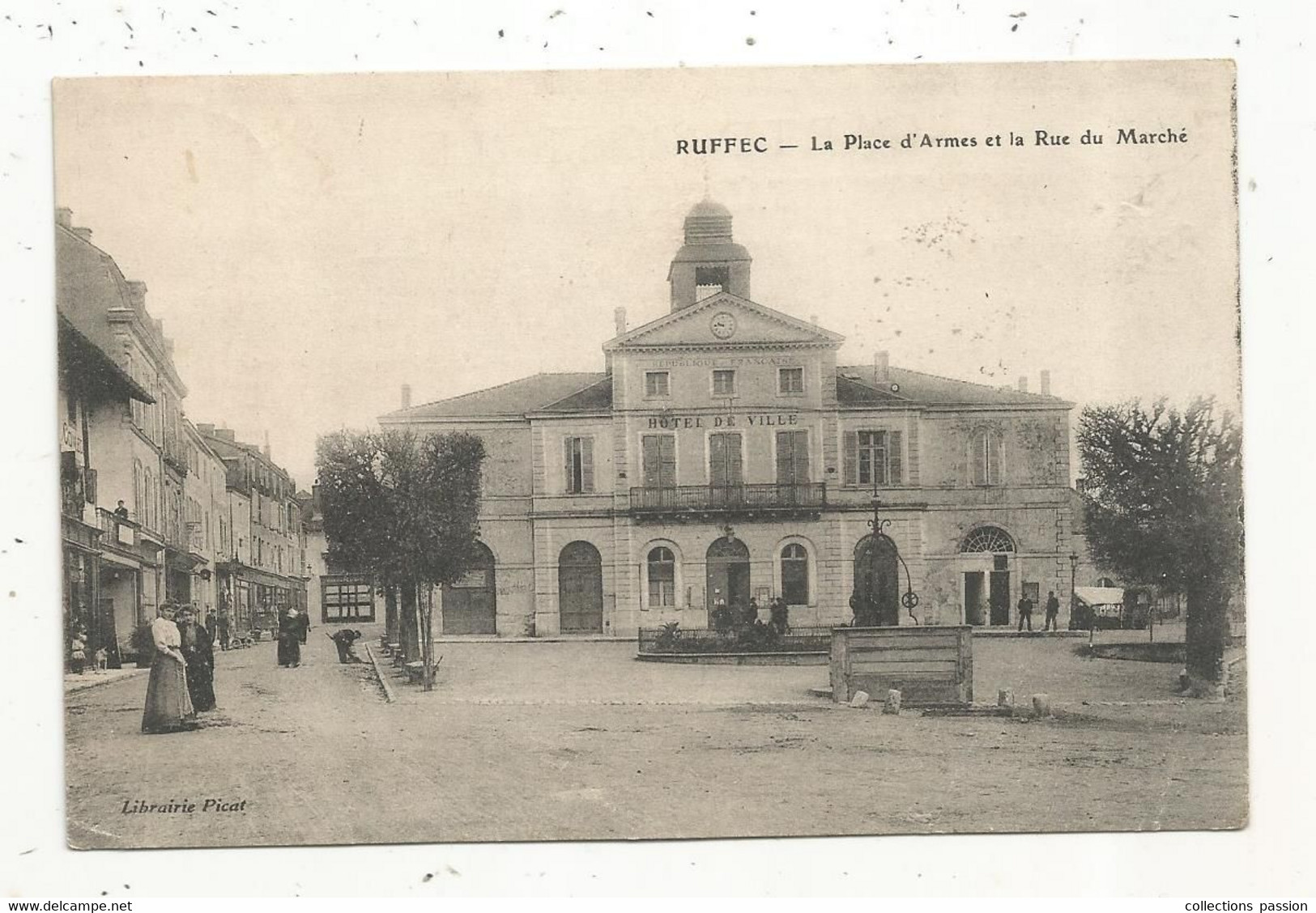 Cp , 16 , RUFFEC , La Place D'Armes Et La Rue Du Marché , Charente , Voyagée 1910 - Ruffec