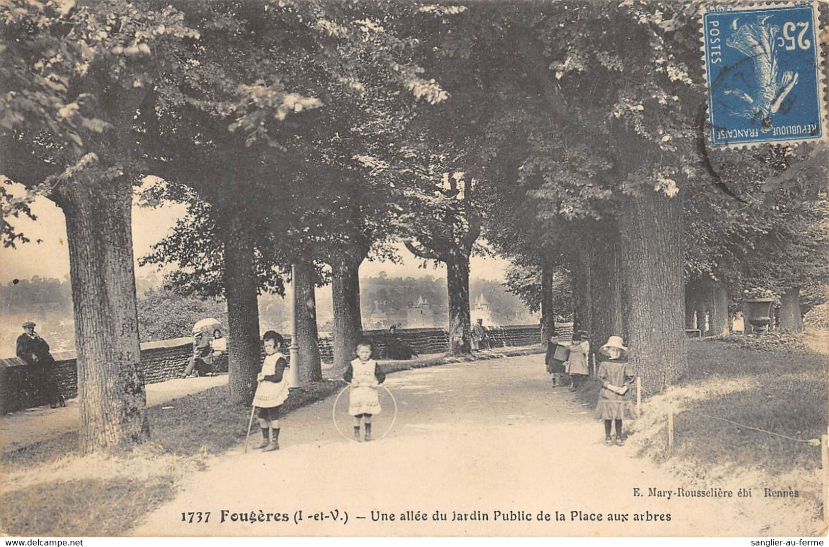 CPA 35 FOUGERES UNE ALLEE DU JARDIN PUBLIC DE LA PLACE AUX ARBRES - Fougeres