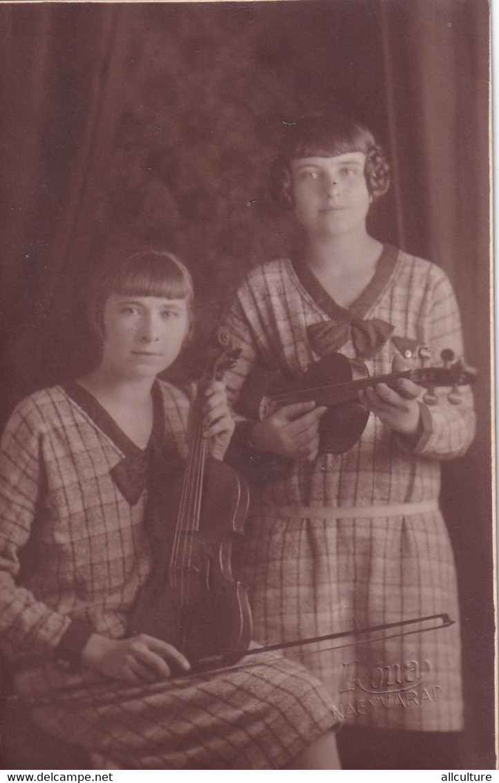 A12846- YOUNG GIRLS WITH VIOLINS PHOTO MUSICIANS, ORADEA ROMANIA PHOTOGRAPHS VINTAGE POSTCARD - Women