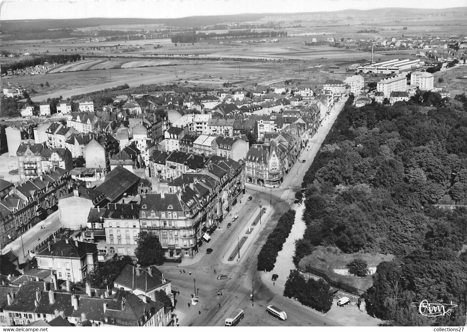 57-THIONVILLE- VUE AERIENNE SUR LE SQUARE DU 11 NOVEMBRE ET AVENUE DE GAULLE - Thionville