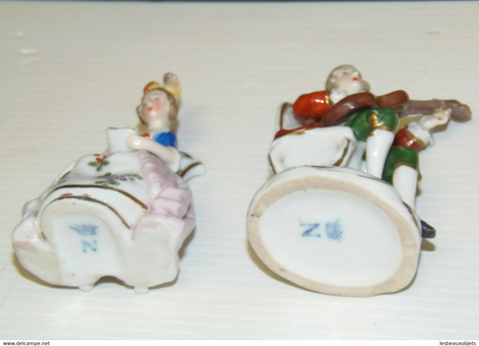2 SUJETS PERSONNAGES PORCELAINE CAPODIMONTE MUSICIEN objet de vitrine XIXe déco collection miniatures