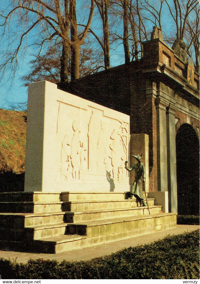 HULST : Standbeeld " Reijnaert De Vos " - Hulst