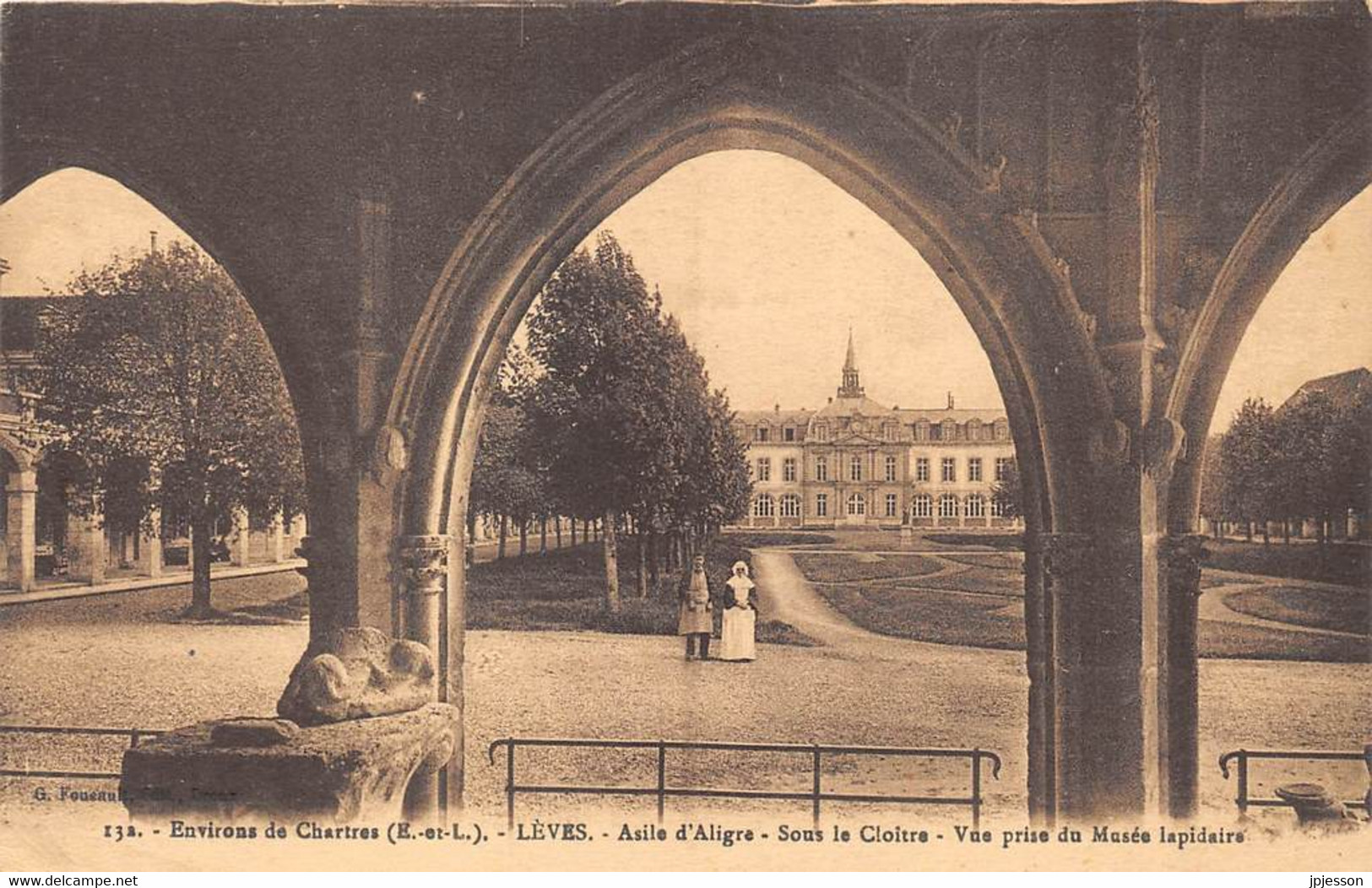 EURE ET LOIR  28  LEVES - ASILE D'ALIGRE - SOUS LE CLOITRE - VUE PRISE DU MUSEE LAPIDAIRE - Lèves