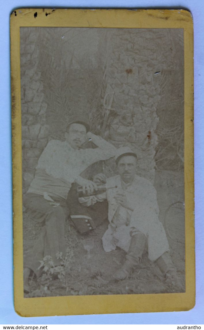 CDV Photographie Ancienne 1887 2 Soldats Souvenir De Laghouat Photograhe Vital Lambla Médéa Algérie - Krieg, Militär