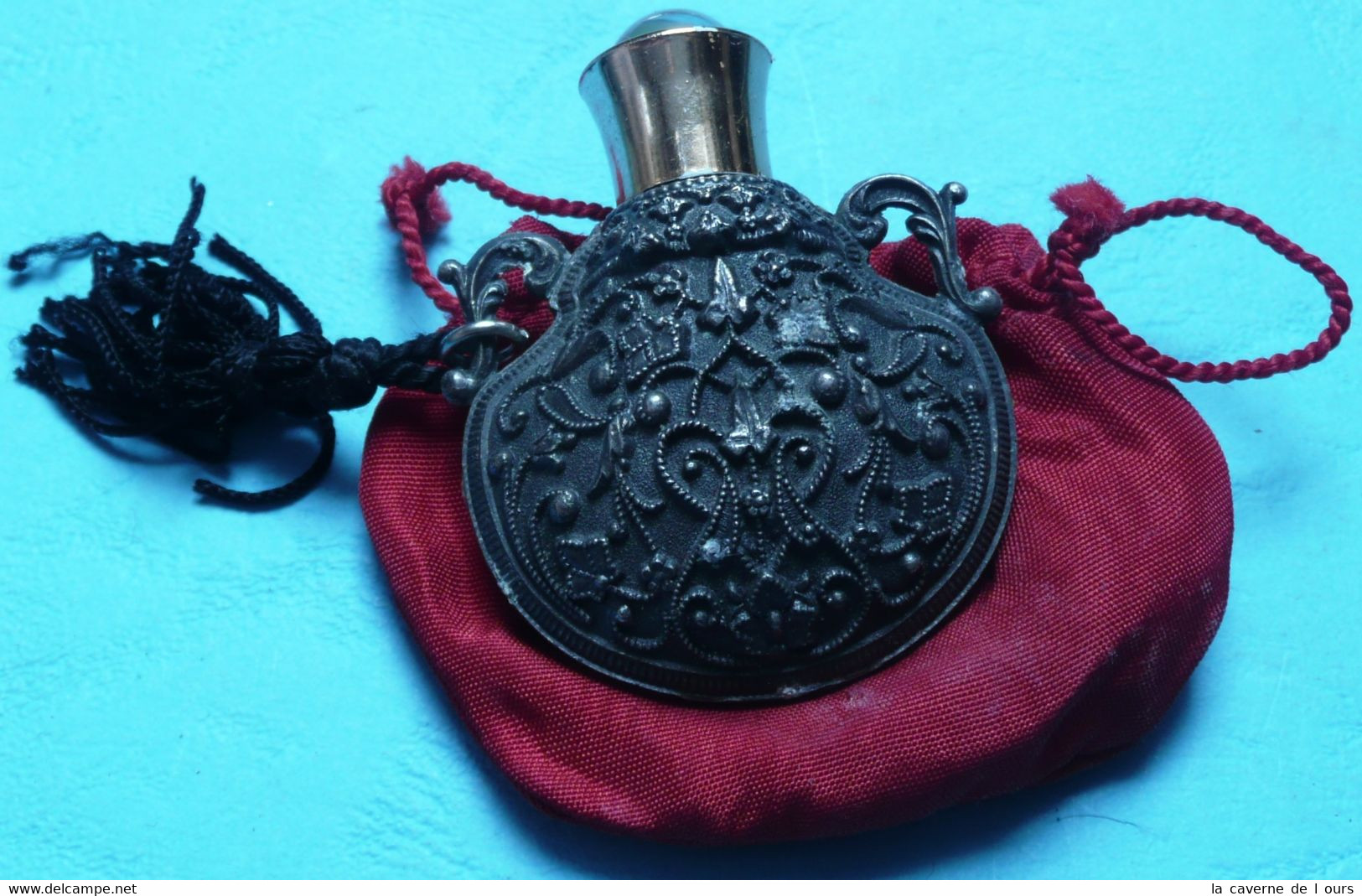 Rare Ancien Petit Flacon De Parfum, à Sels, Vinaigrette, En Verre Recouvert De Métal, Filigrane Et Cabochon - Flacons (vides)
