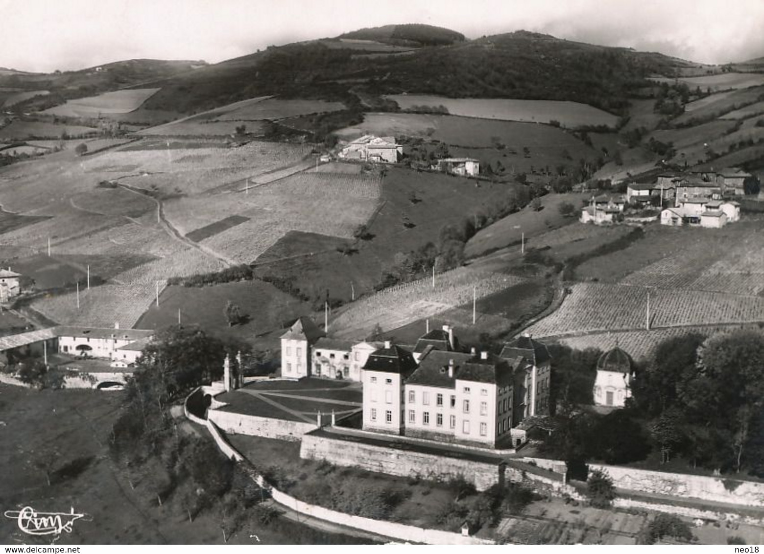 Real Photo Jullié Chateau De La Roche Vue Aerienne  Beaujolais Timbrée 1963 Mariane Gandon 2 Timbres - Julienas