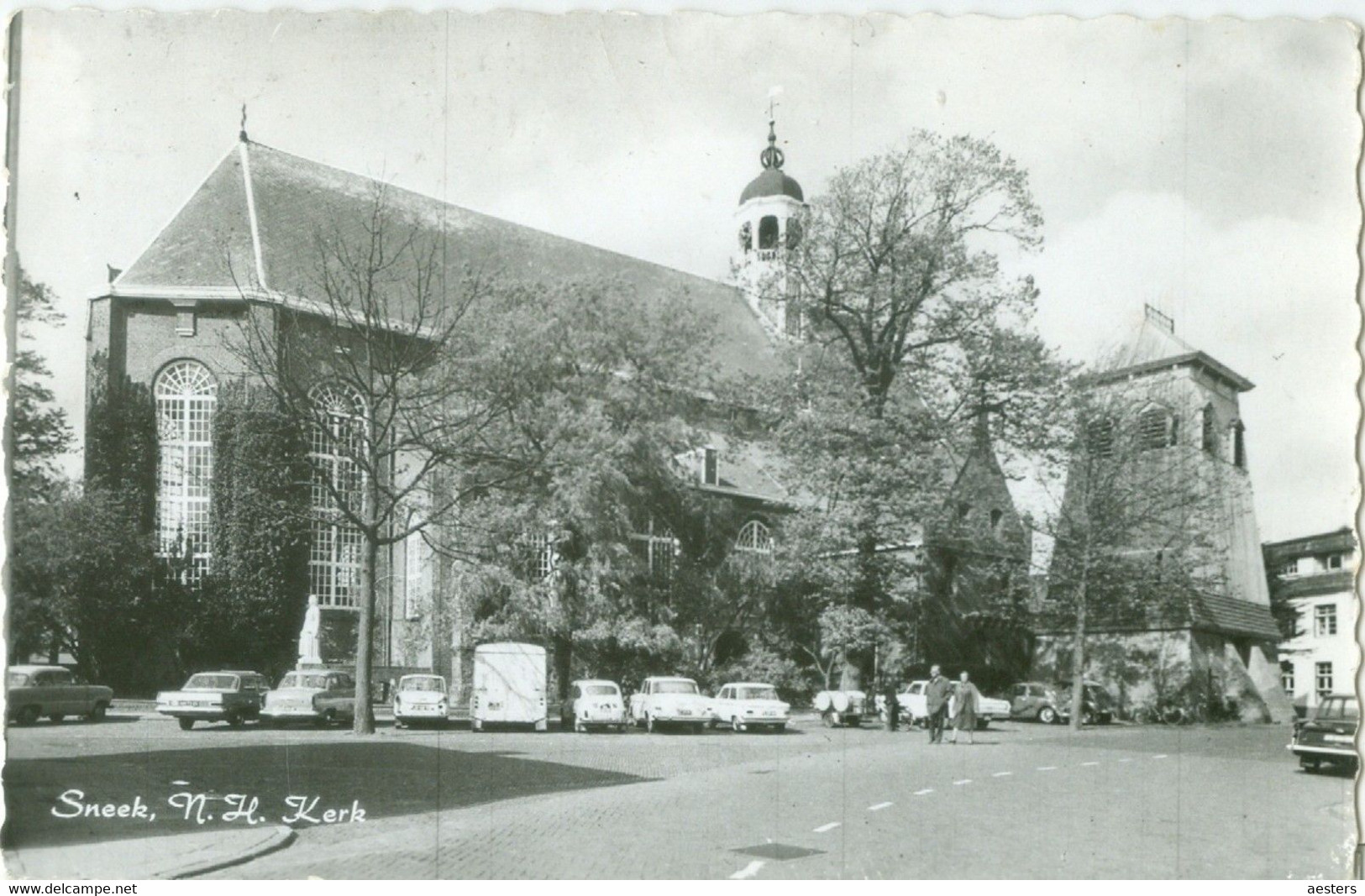 Sneek 1967; N.H. Kerk Met Klokkenstoel. (Martinikerk) Veel Oude Auto's - Gelopen. (Hema) - Sneek