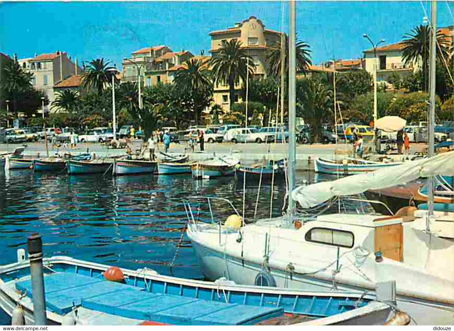 83 - Bandol - Le Port - Vue Sur Les Quais Et La Mairie - Bateaux - CPM - Voir Scans Recto-Verso - Bandol