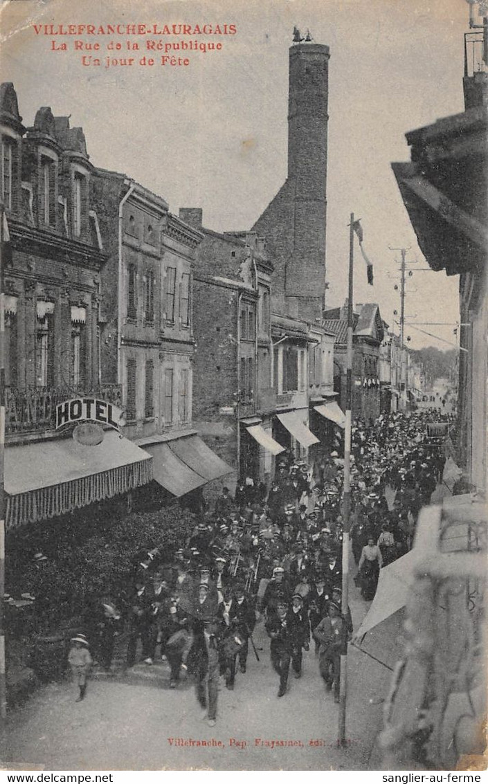 CPA 31 VILLEFRANCHE DE LAURAGAIS LA RUE DE LA REPUBLIQUE UN JOUR DE FETE - Andere & Zonder Classificatie