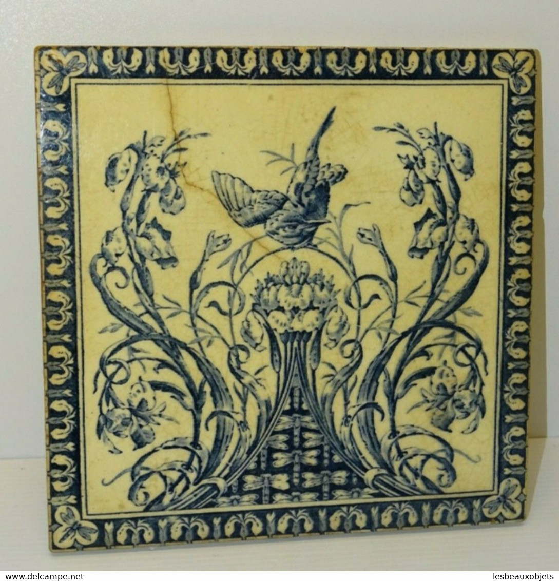 ANCIEN CARREAU DESSOUS DE PLAT CERAMIQUE FAÏENCE GIEN OISEAU BLEU LIBELLULES - Gien (FRA)