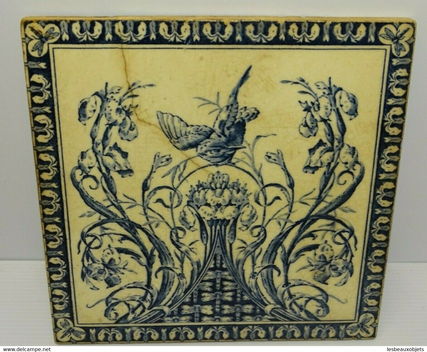 ANCIEN CARREAU DESSOUS DE PLAT CERAMIQUE FAÏENCE GIEN OISEAU BLEU LIBELLULES - Gien (FRA)