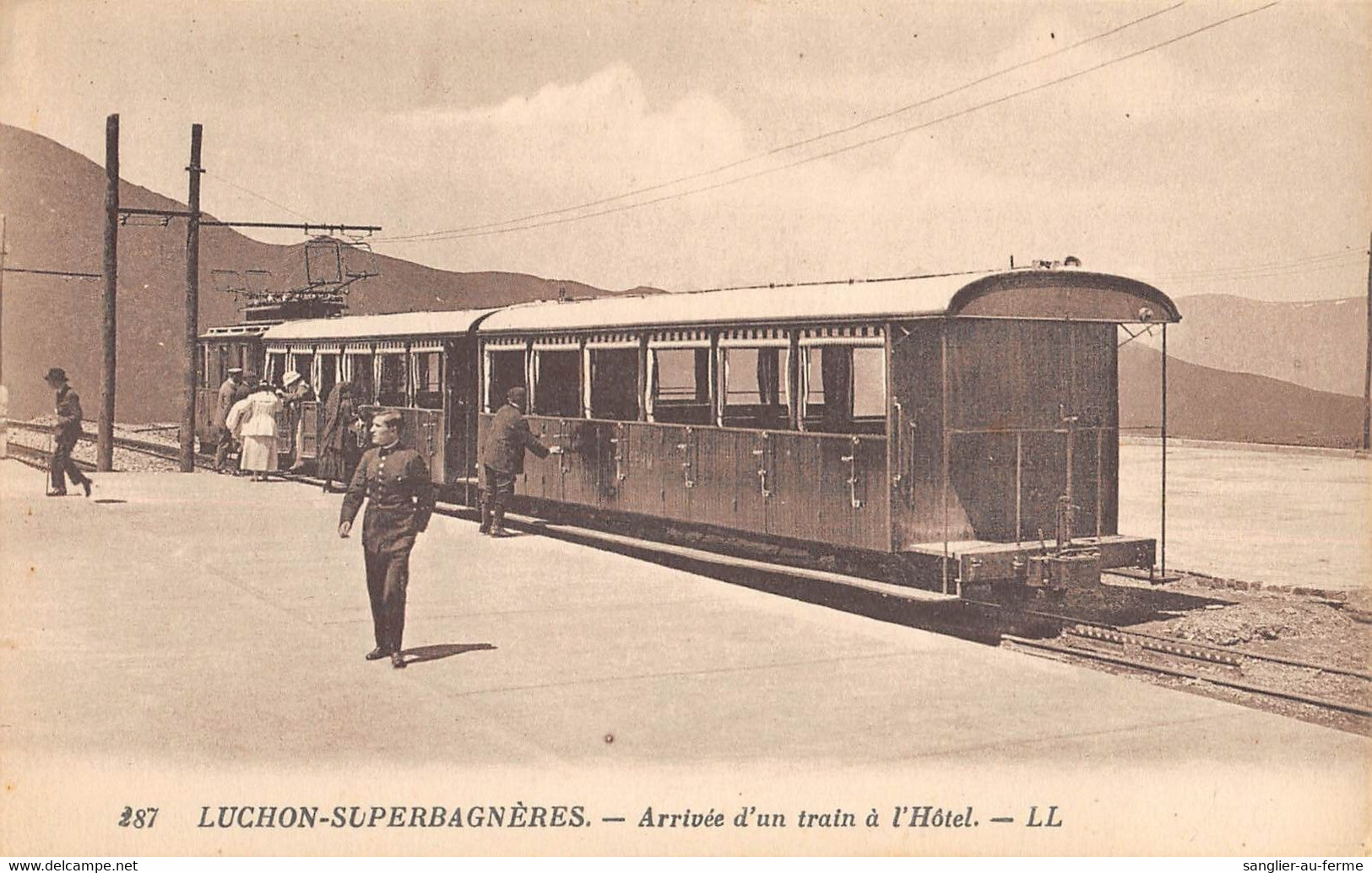 CPA 31 LUCHON SUPERBAGNERES ARRIVEE D'UN TRAIN A L'HOTEL - Luchon