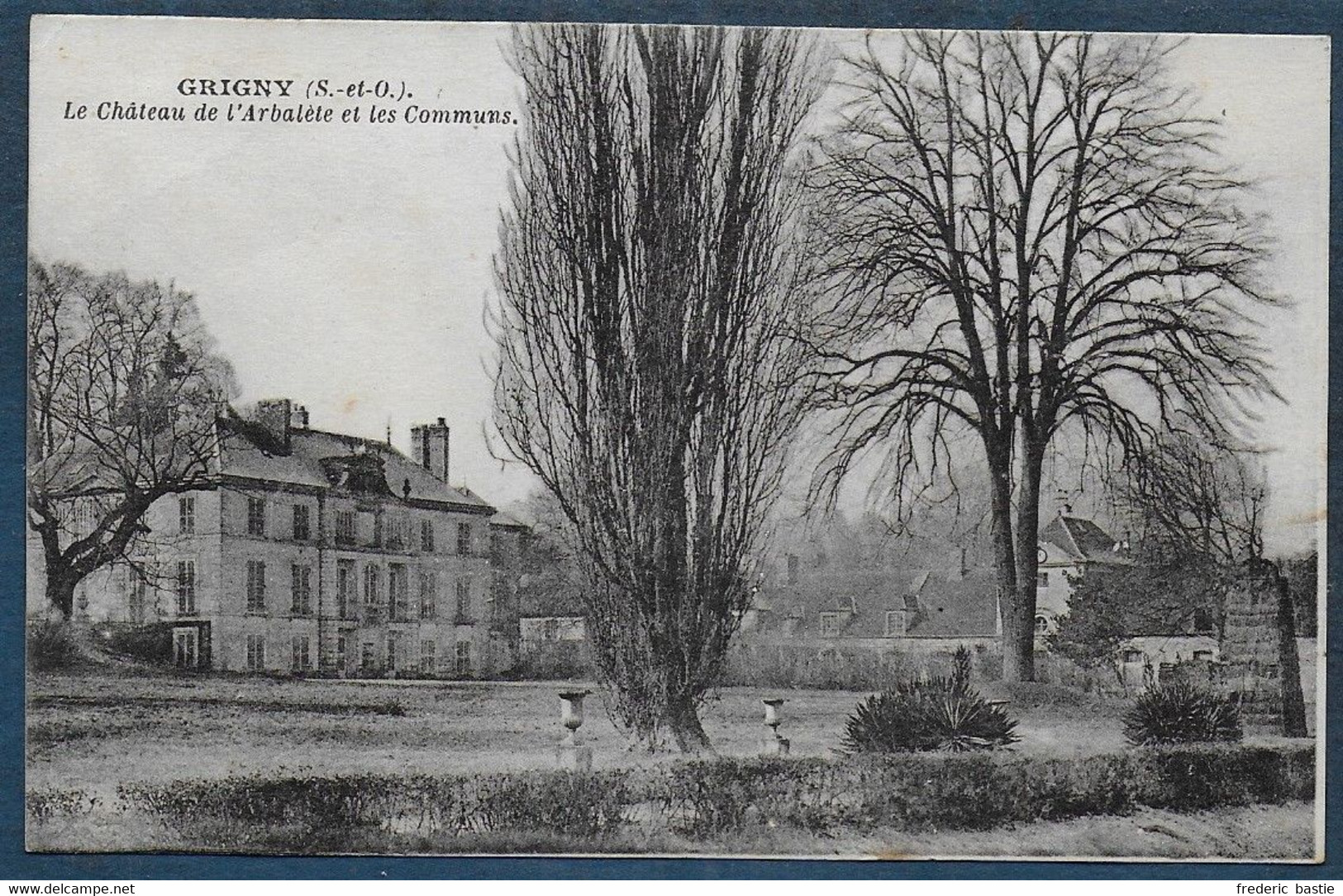 GRIGNY - Le Château De L' Arbalète Et Les Communs - Grigny