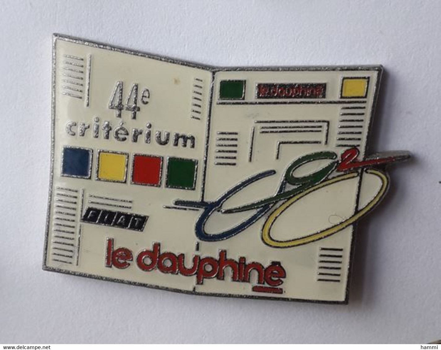 QQ608 Pin's Média Journal LE DAUPHINE 44 Critérium FIAT Vélo Cyclisme Achat Immédiat - Fiat