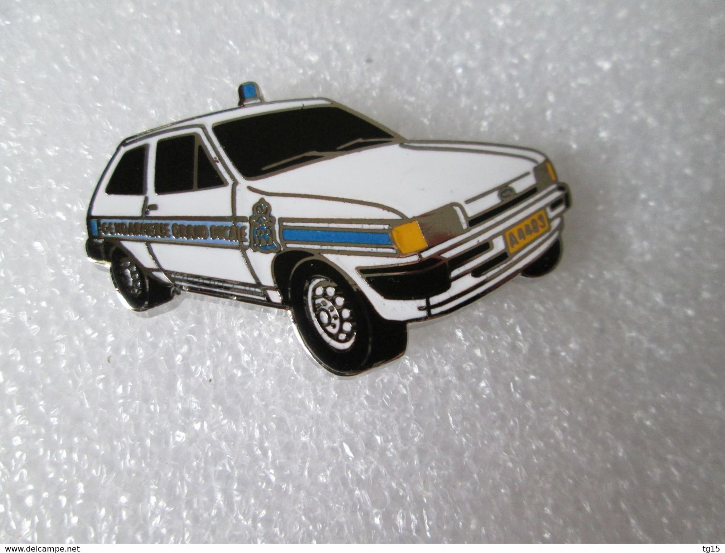 PIN'S     FORD  FIESTA  GENDARMERIE LUXEMBOURG  Email Grand Feu  DEHA - Ford