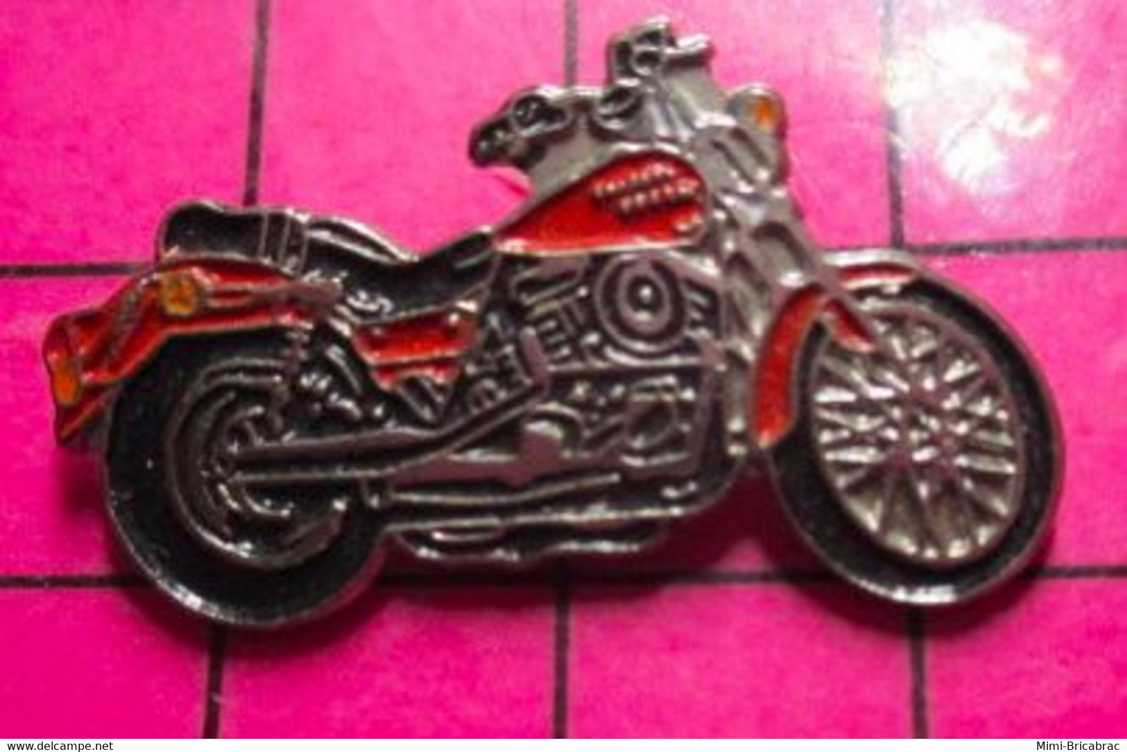 1117 Pin's Pins / Beau Et Rare / THEME : MOTOS / HARLEY-DAVIDSON ROUGE ET NOIRE - Motos