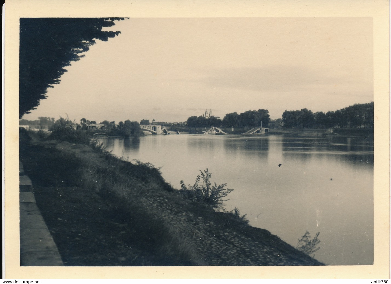 Lot De 2 Photographies Anciennes Tours Bombardement Du 3 Août 1944 - Luoghi