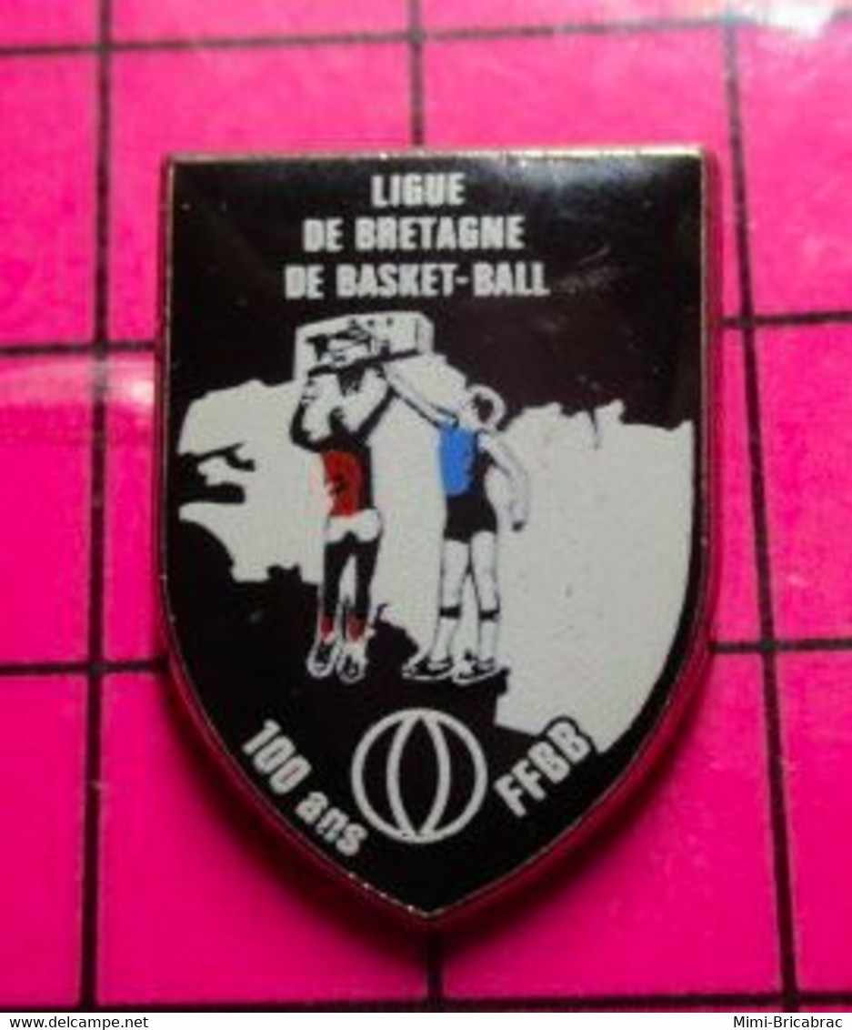 1117 Pin's Pins / Beau Et Rare / THEME : SPORTS / BRETAGNE LIGUE DE BASKET-BALL 100 ANS - Basketball