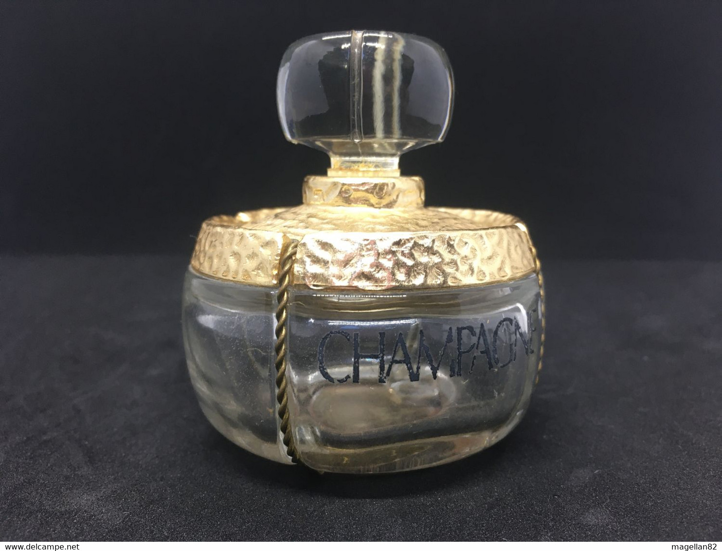 Flacon de Parfum. Yves Saint Laurent. Champagne. France. Paris. Couturier français Haute Couture. LUXE. Mode  XXᵉ