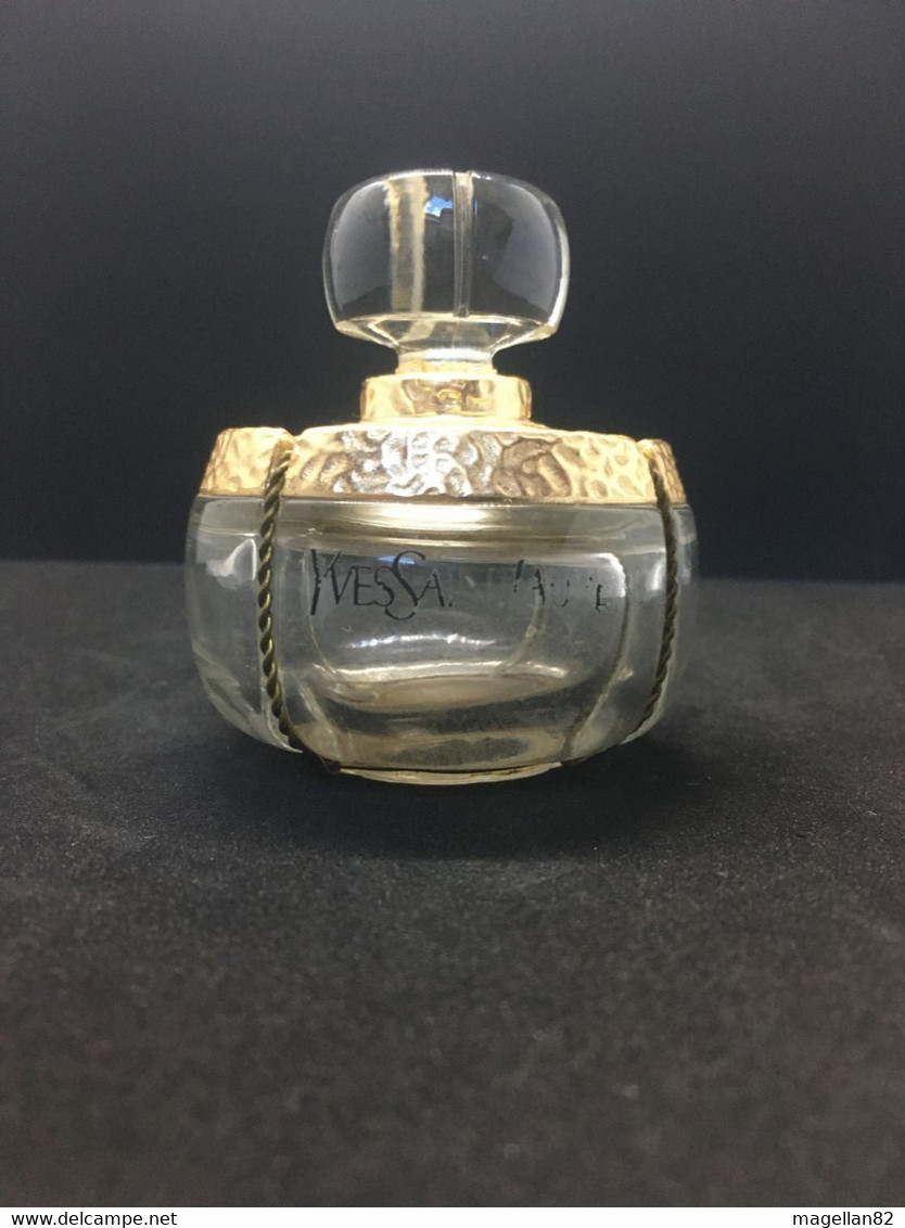 Flacon de Parfum. Yves Saint Laurent. Champagne. France. Paris. Couturier français Haute Couture. LUXE. Mode  XXᵉ