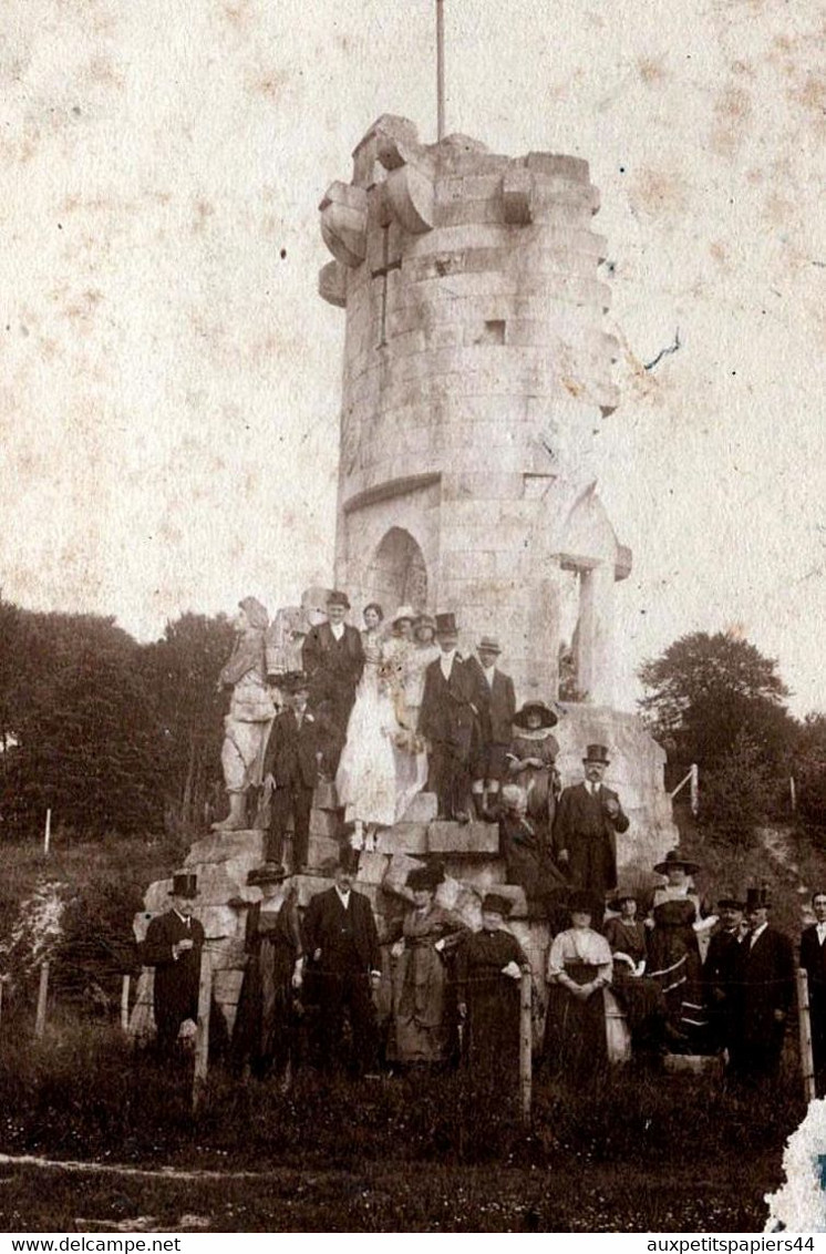 Tirage Albuminé Original Cartonné Le Monument De La Défense Animé, Près Du Château De Robert Le Diable La Bouille 1919 - Lieux