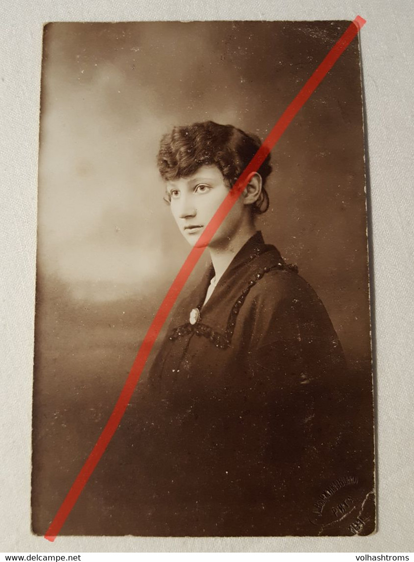 Photo Vintage. Original. Mode. Fille Avec Une Belle Coiffure Et Une Robe. Lettonie D'avant-guerre - Gegenstände