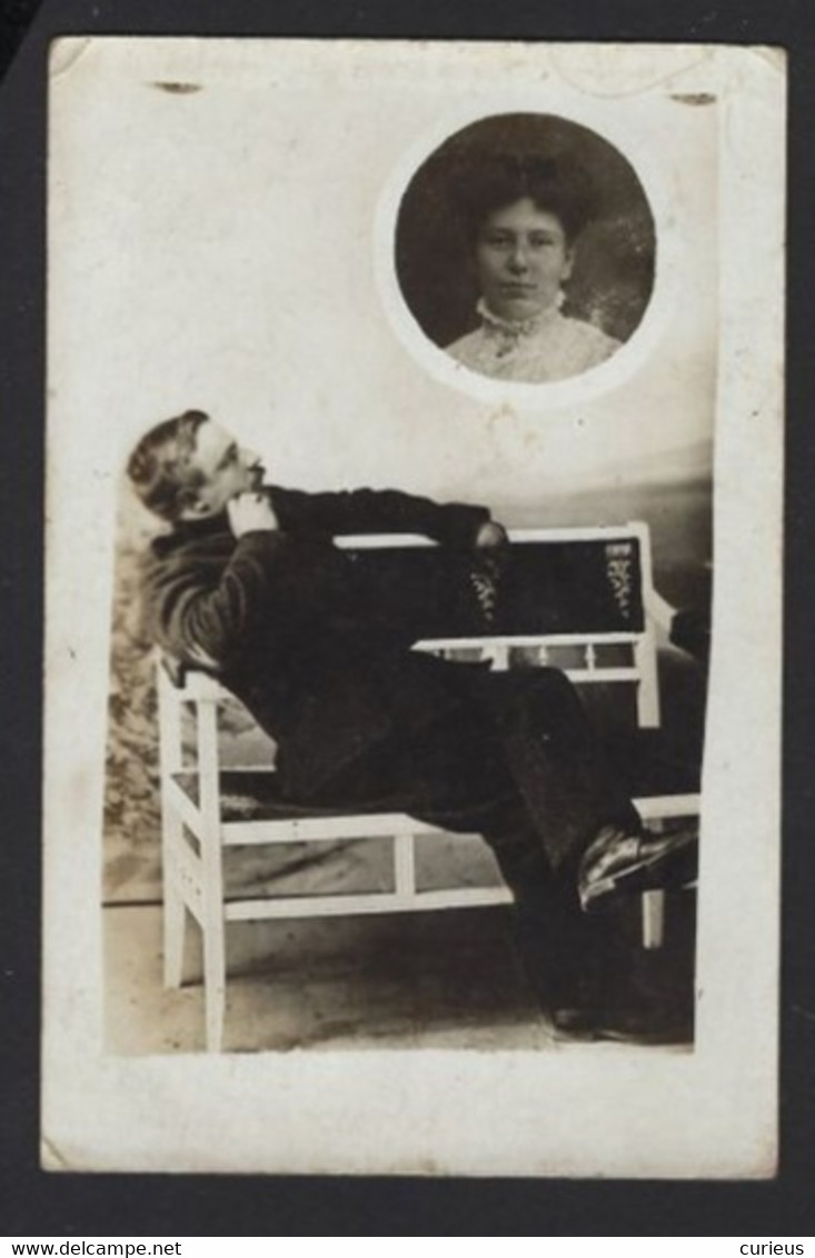 HOMME REGARDE PHOTO FEMME DECEDEE * SURREALISME * ANCIENNE CARTE PHOTO * TRUCAGE - Anonymous Persons