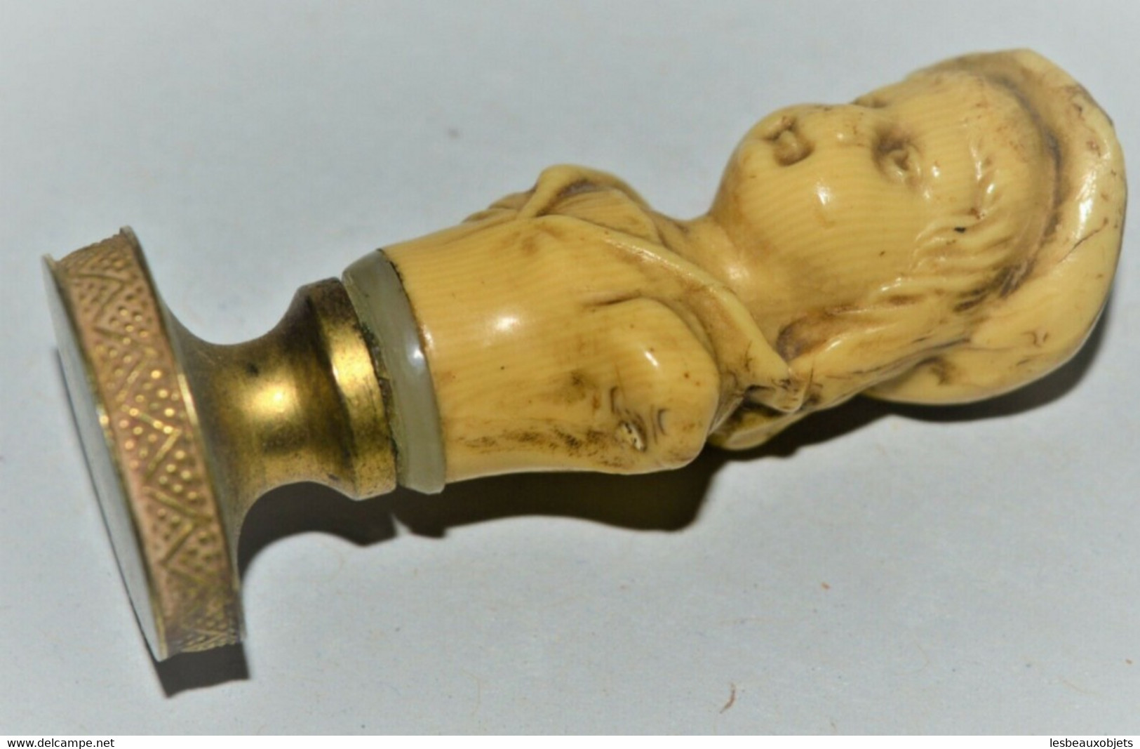 JOLI ANCIEN PETIT SCEAU CARTOUCHE VIERGE BRONZE et IVOIRE VEGETAL début XXe déco collection bel objet de vitrine