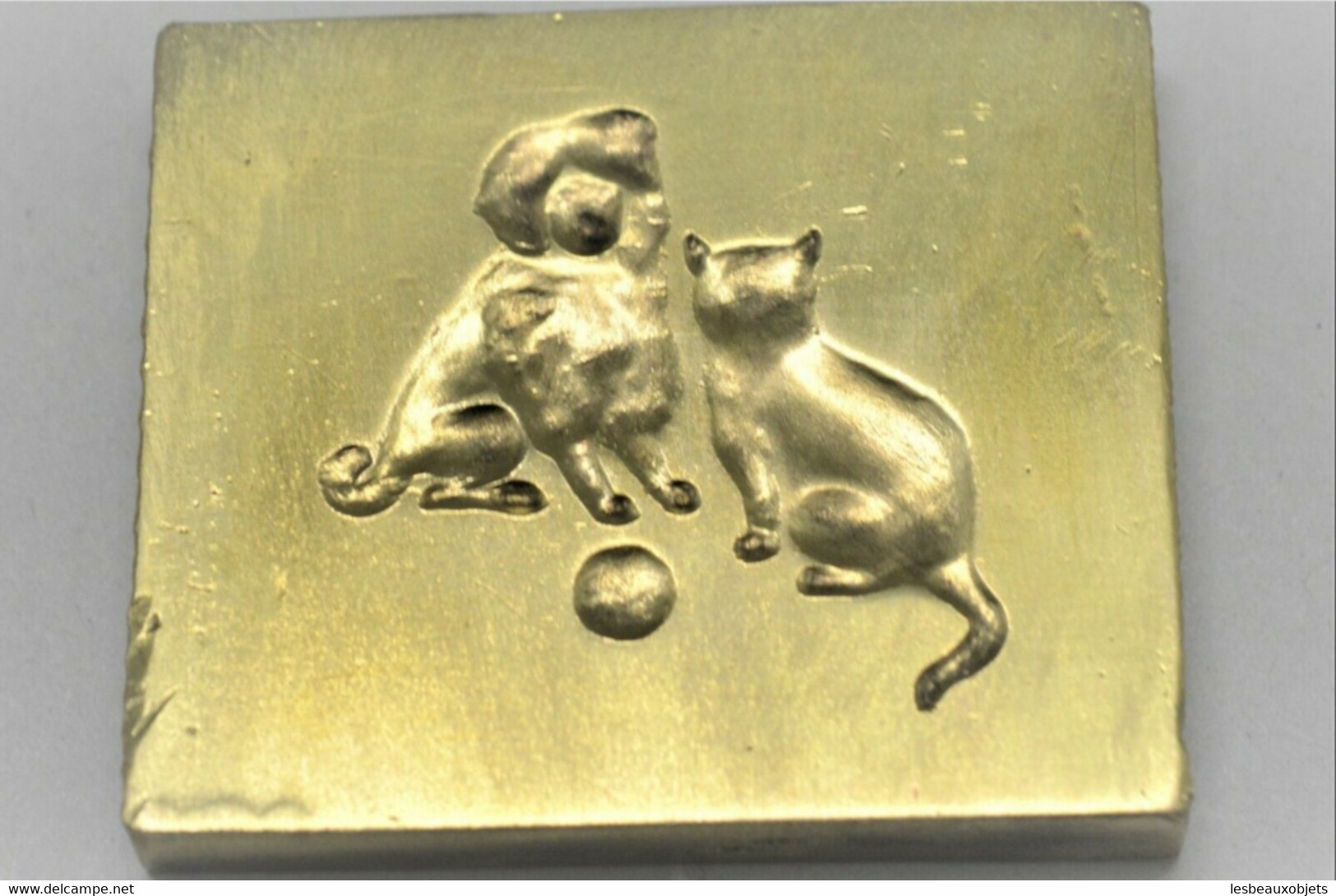 BELLE PLAQUE MATRICE IMPRIMERIE LAITON DOUBLE FACE CHIEN CHAT & BALLE & ECUSSON - Cachets