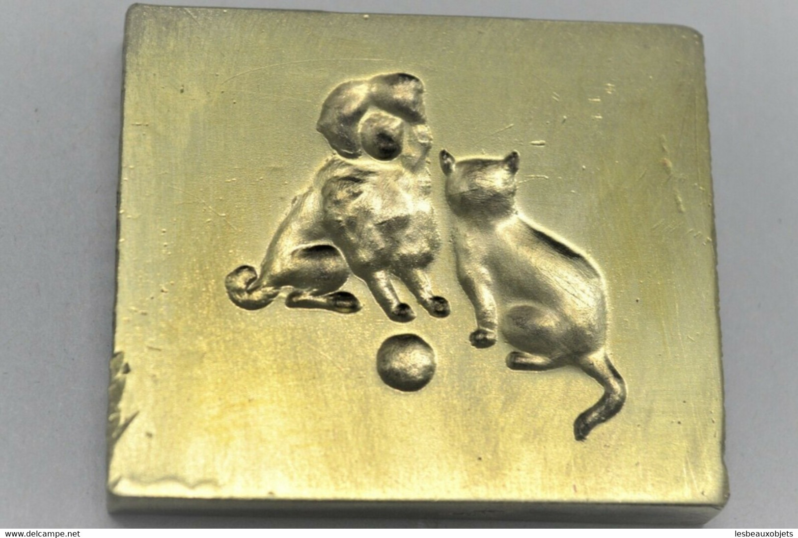 BELLE PLAQUE MATRICE IMPRIMERIE LAITON DOUBLE FACE CHIEN CHAT & BALLE & ECUSSON - Stempel & Siegel