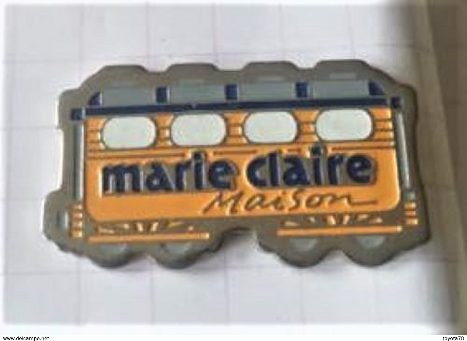 PIN'S - MARIE CLAIRE Maison - Wagon  - Version Jaune - Medias