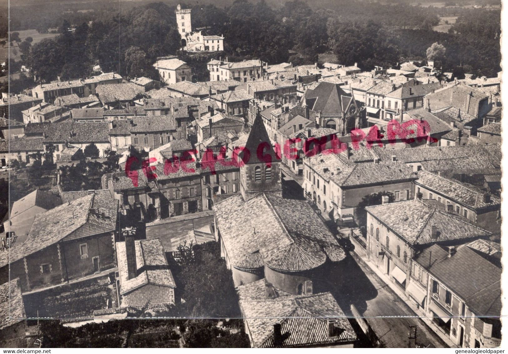 17- MONTENDRE LES PINS- L' EGLISE  ET AU LOIN LE CHATEAU- VUE AERIENNE LAPIE N° 2-  1956 - Montendre