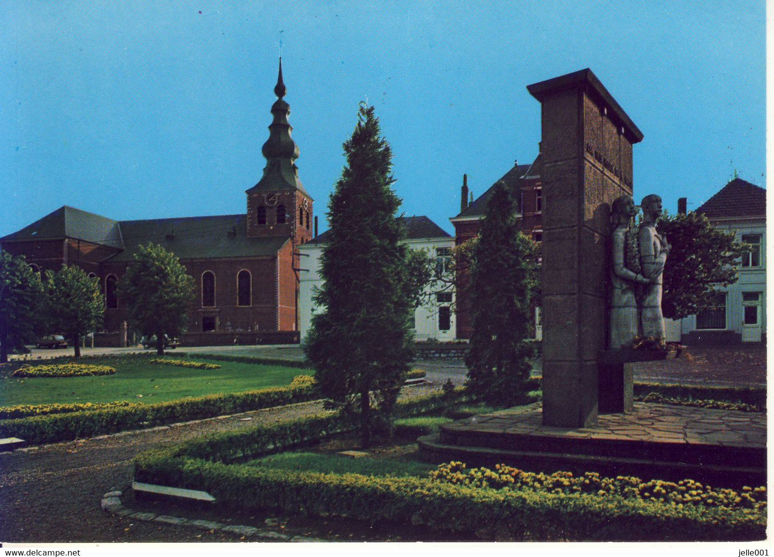 Meerhout Kerk En Oorlogsstandbeeld - Meerhout