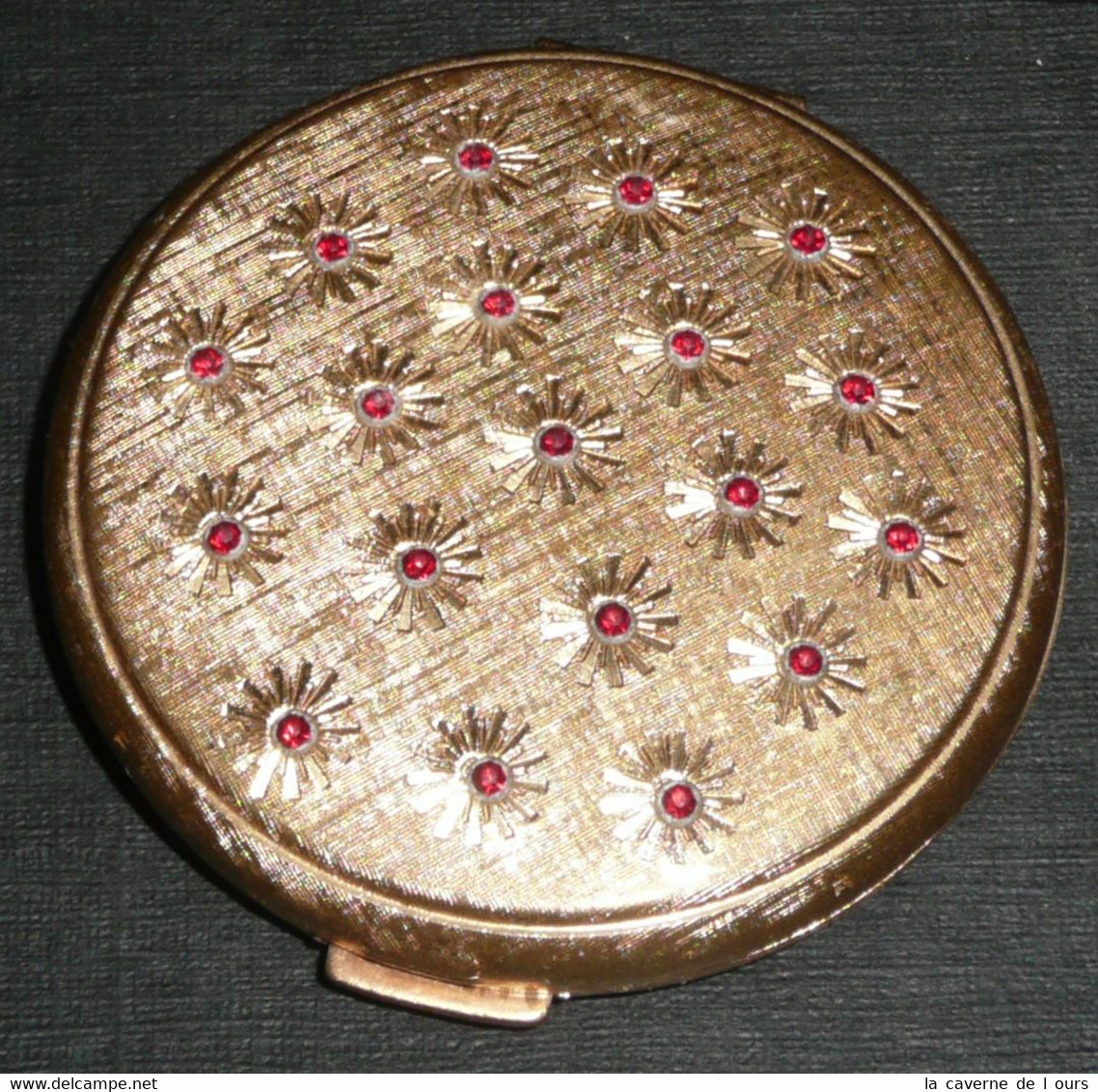 Rare Ancien Poudrier En Métal Doré Gravé Avec Strass, Miroir De Poche/sac à Main, Poudre Fond Teint, Elizabeth Arden - Accessoires