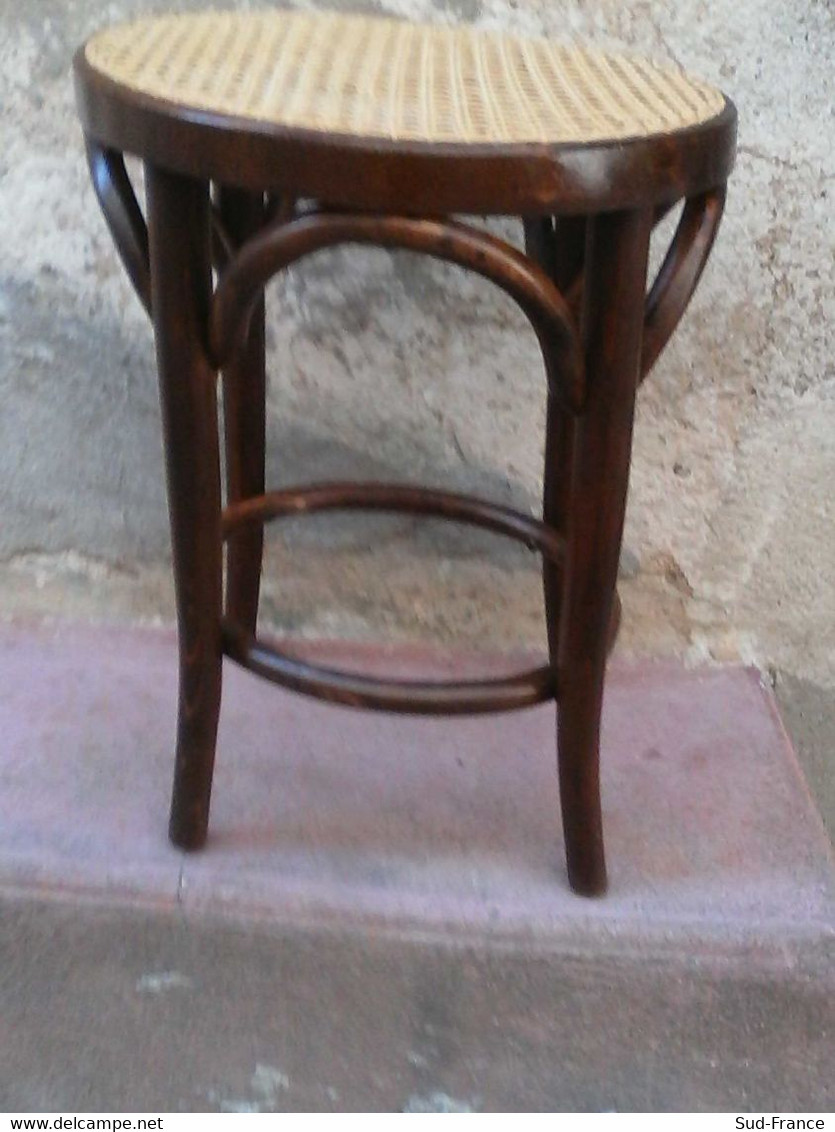 Tabouret A Assise Cannée Et Bois Courbé - Autres & Non Classés