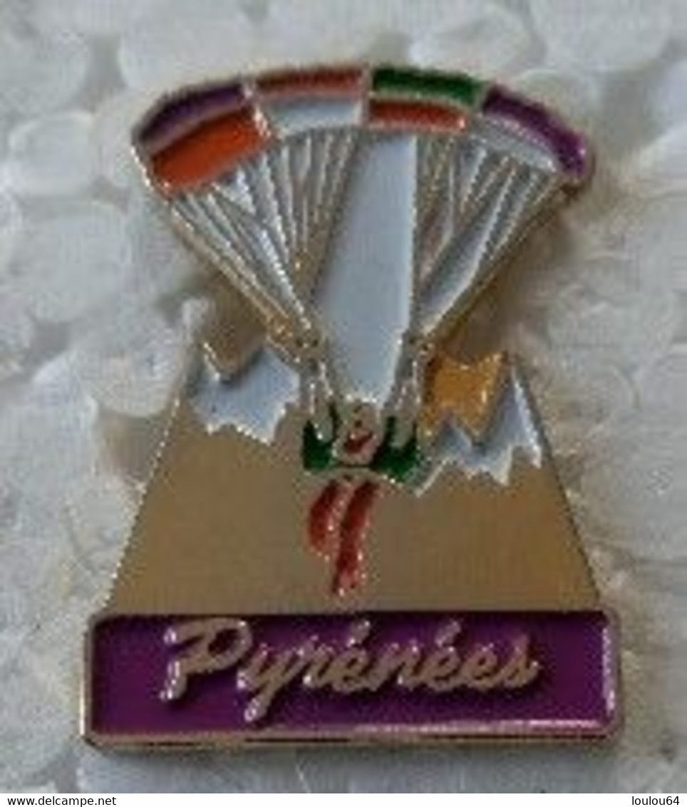 Pin's - Sports - Parachutisme - PARAPENTE - PYRENEES - - Parachutespringen
