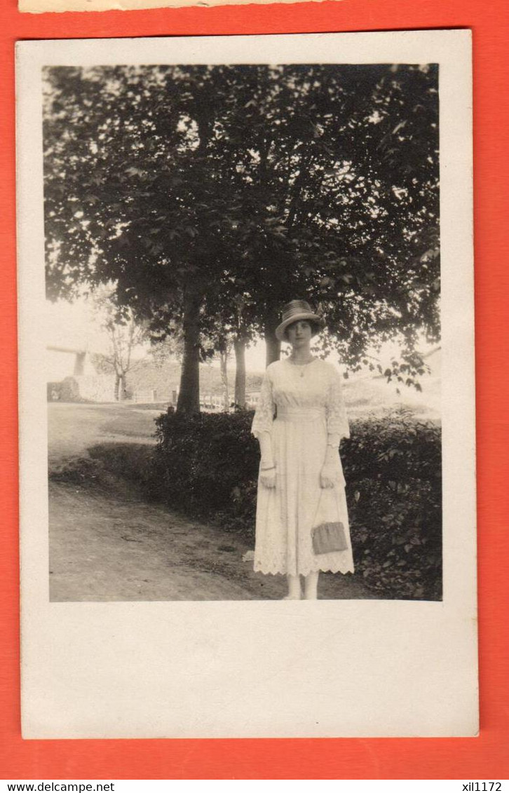 FBA-07 Carte-photo Les Breuleux  Jeune Femme. Histoire De Ciseaux Aux Vacheries.Cachet Chaux-de-Fonds 1920 Vers Breuleux - Les Breuleux