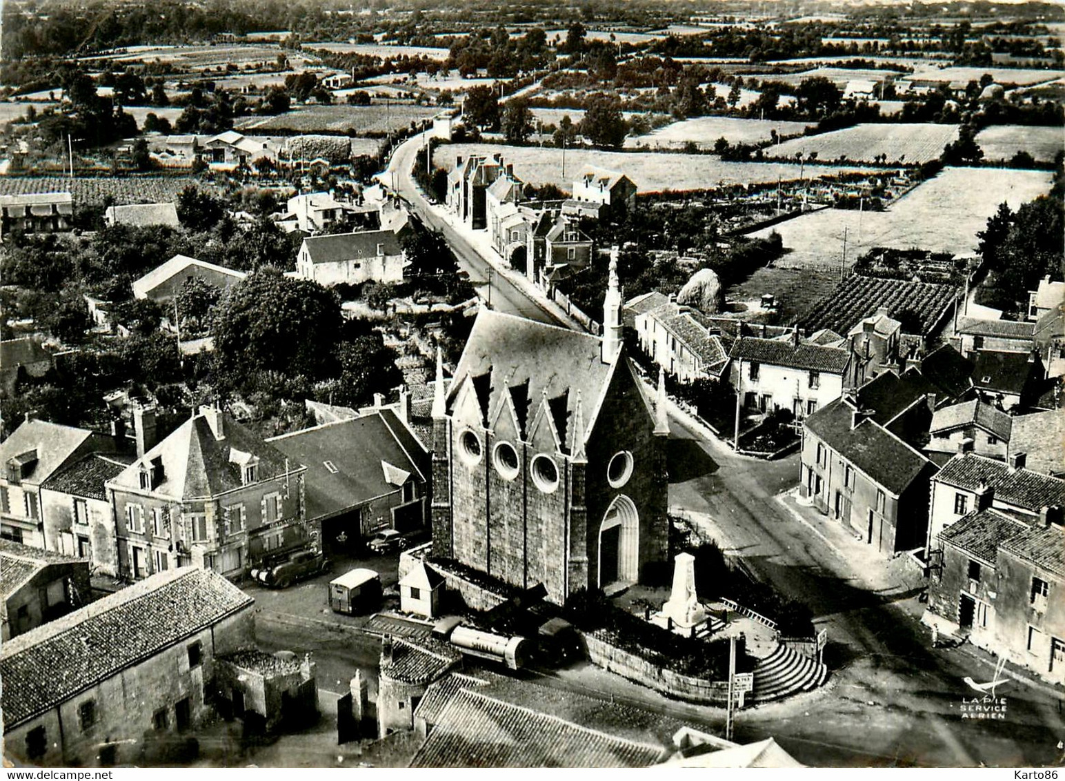 Legé * La Route De Nantes Et La Chapelle De Charette * Vue Aérienne Village - Legé