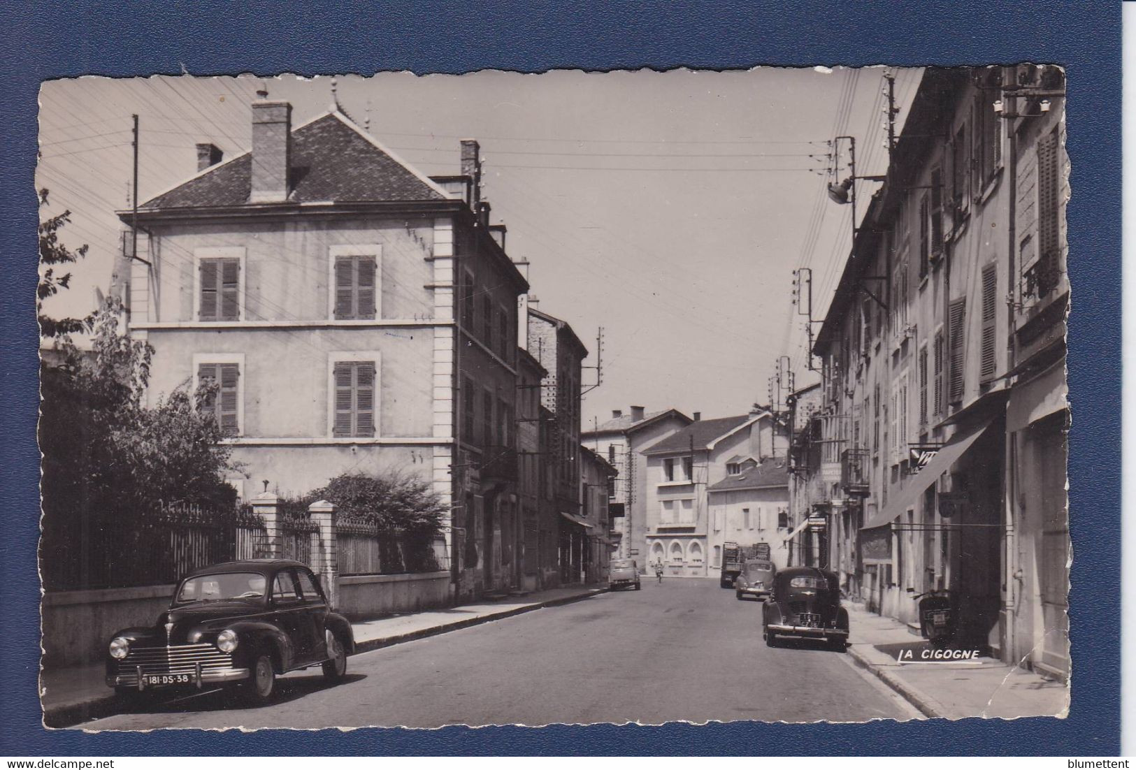 CPSM [38] Isère > Jallieu Circulé Voiture 203 Peugeot Quatre Chevaux Renault - Jallieu