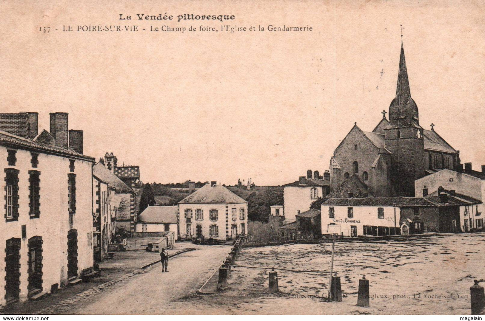 Le Poiré Sur Vie : Le Champ De Foire, L'église Et La Gendarmerie - Poiré-sur-Vie