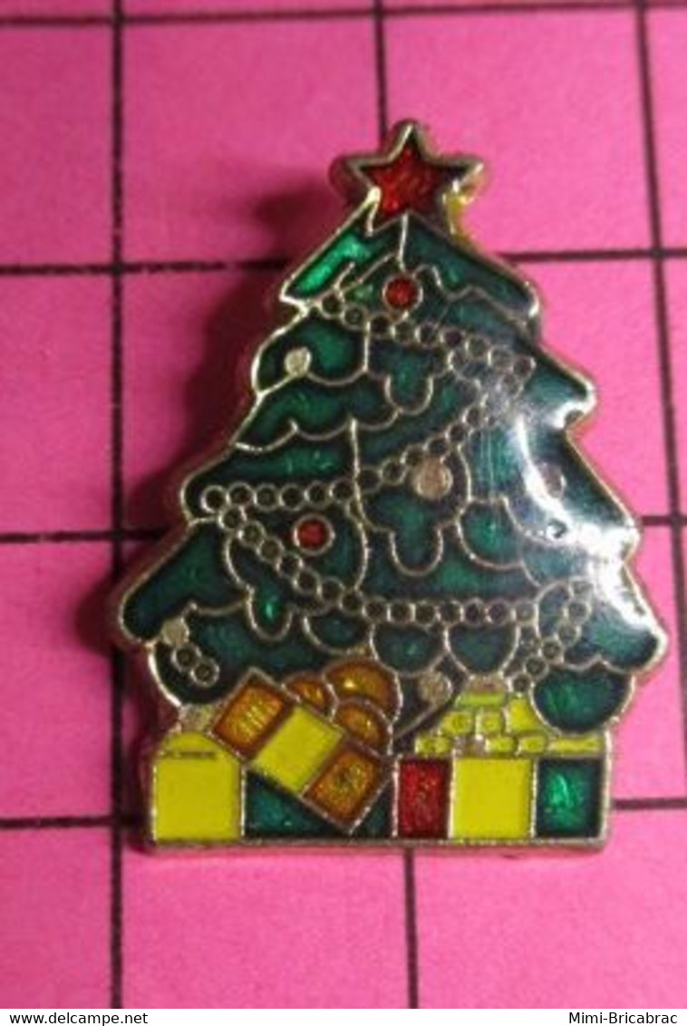 710b Pin's Pins / Beau Et Rare / THEME : NOEL / SAPIN GUIRLANDES ETOILE CADEAUX - Kerstmis