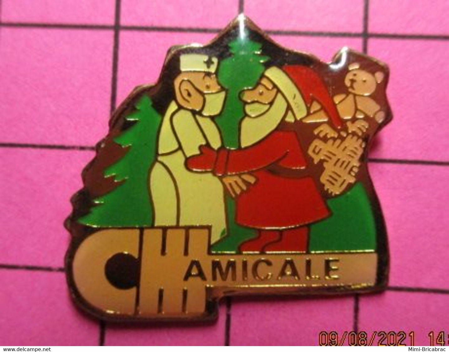 710b Pin's Pins / Beau Et Rare / THEME : NOEL / PERE NOEL  HOTTE CADEAUX SAPIN INFIRMIER AMICALE HOPITAL CHI - Kerstmis