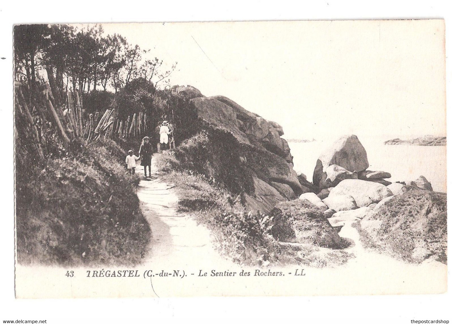 CPA 22 Côtes D'Armor TREGASTEL Le Sentier Des Rochers - Trégastel