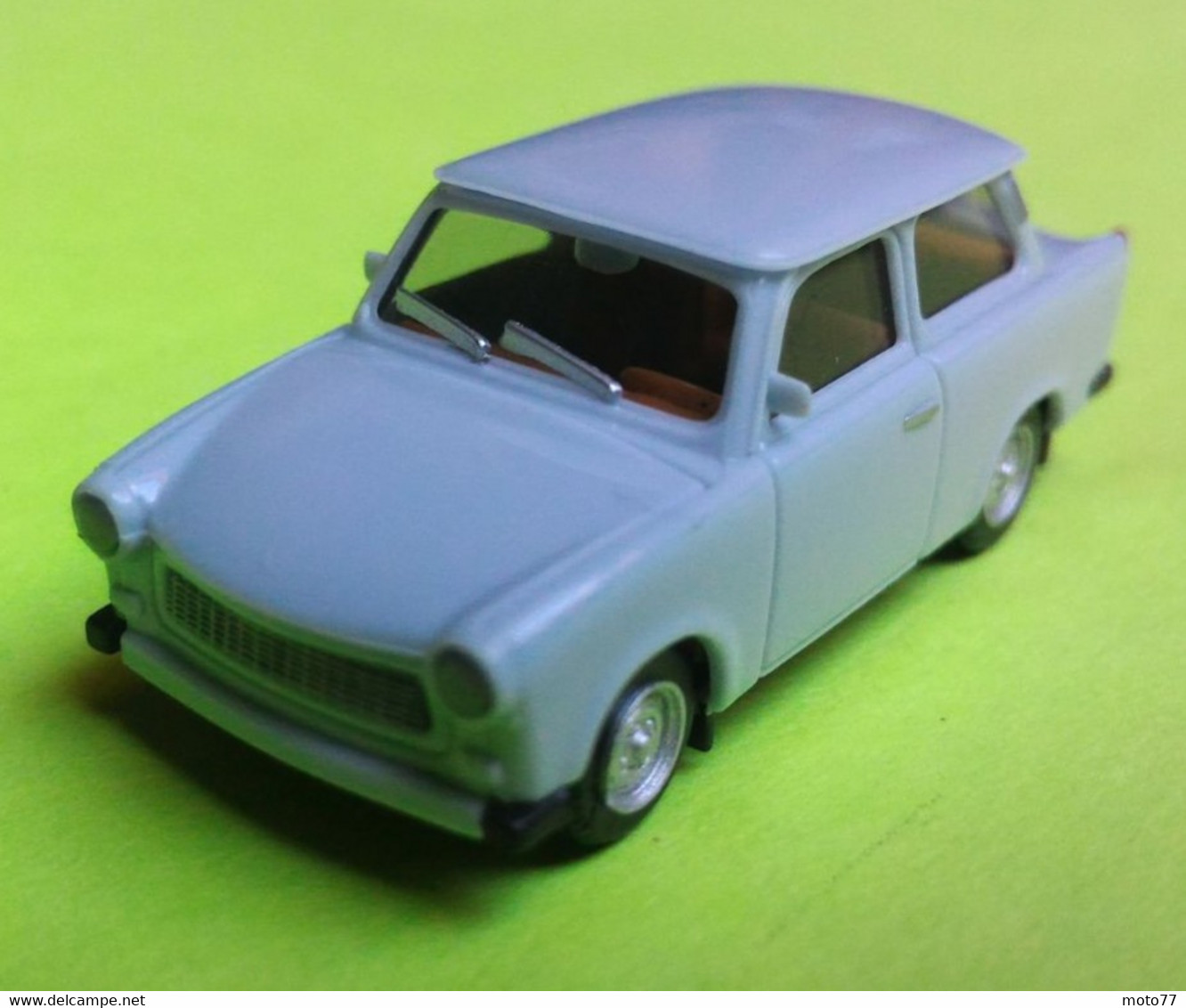 AUTOMOBILE MINIATURE 1:87 - TRABANT 601 - Bleu Pâle - HERPA - Sans Boite - Vitrée - Comme  Neuf - 2014 - Echelle 1:87