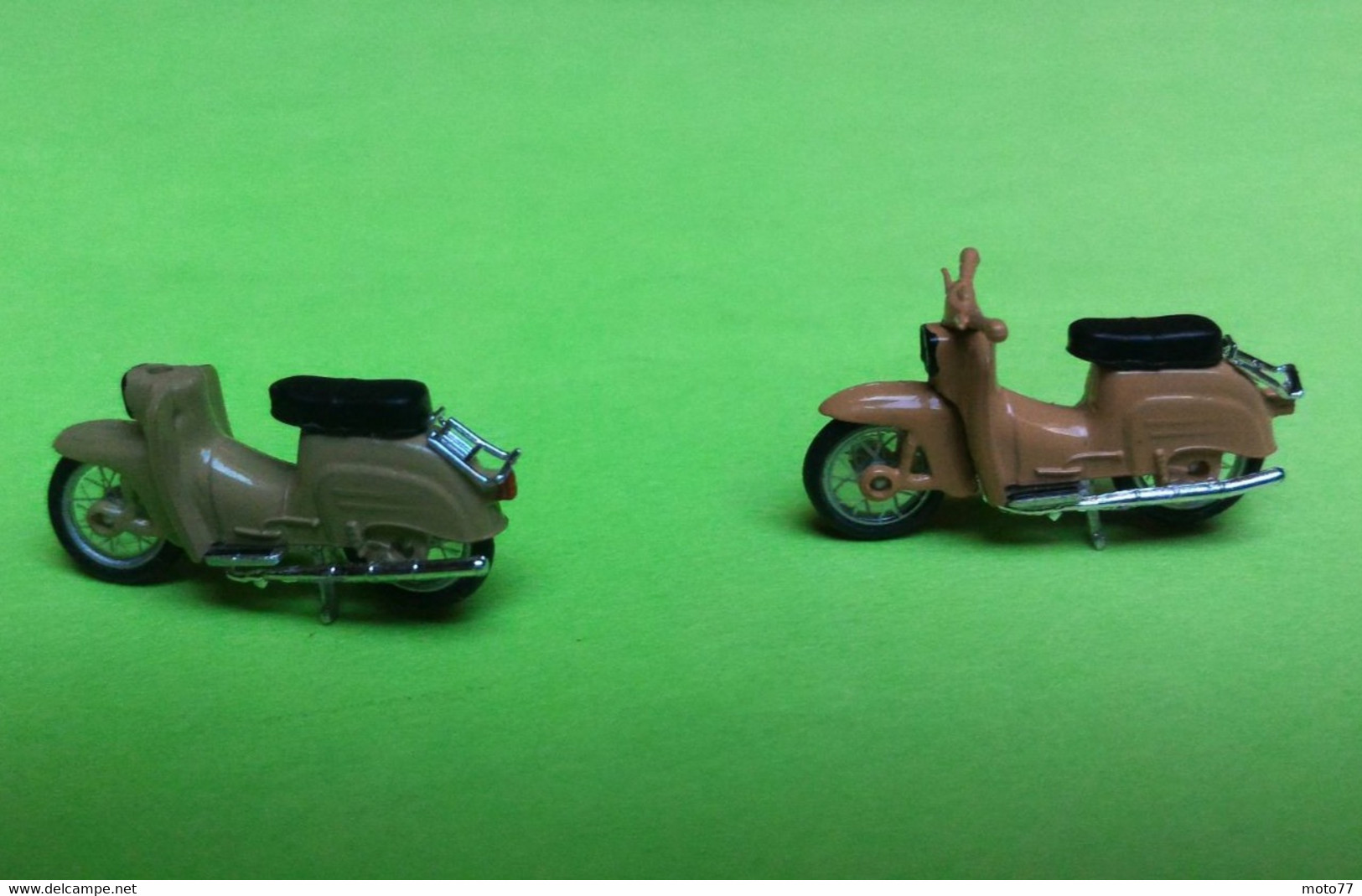 2 SCOOTERS MINIATURE 1:87 - SCHWALBE SIMSON "hirondelle" - Brun- HERPA - Sans Boite - Comme  Neuf - 2014 - Motorfietsen