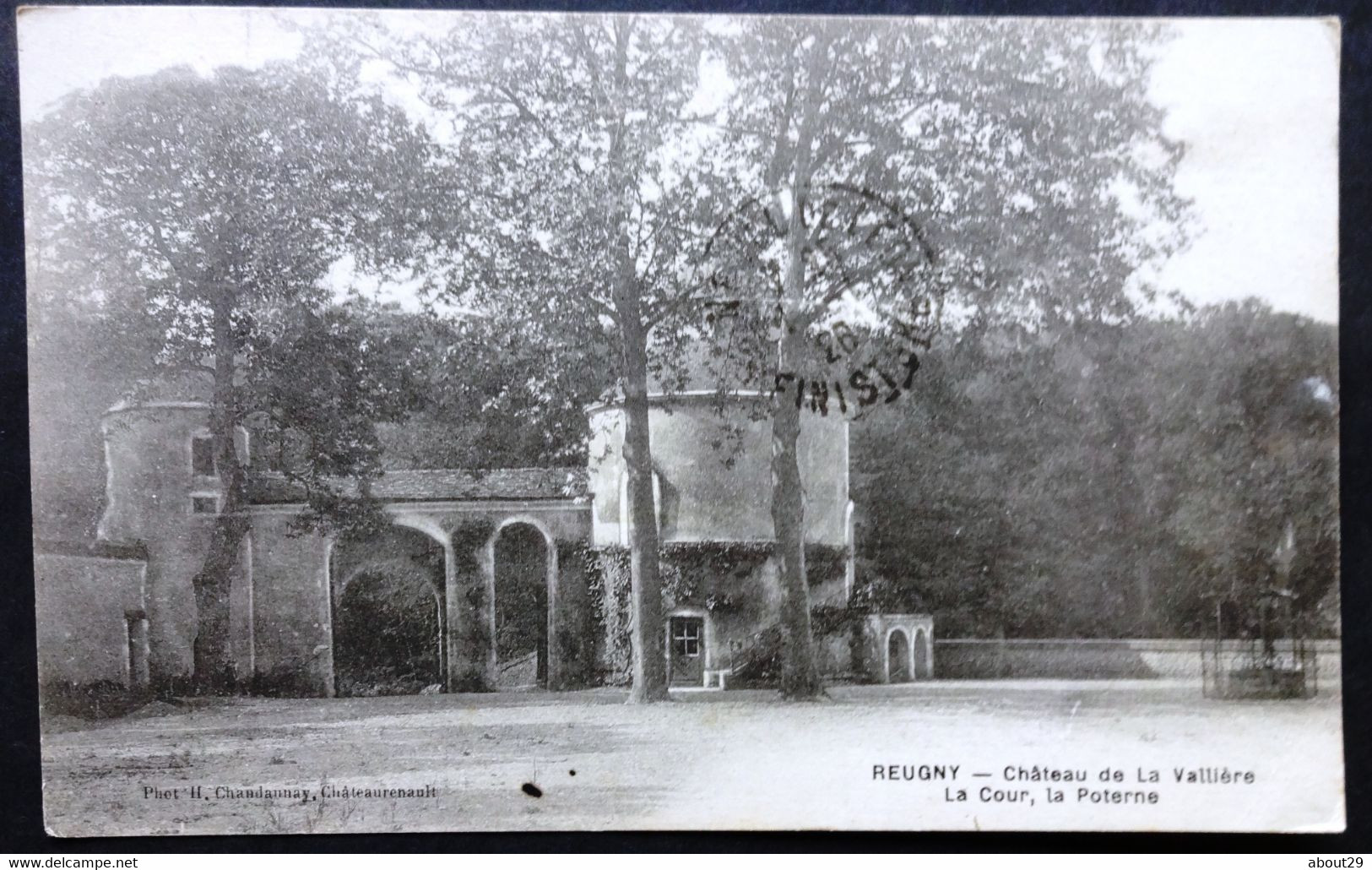 CPA 37 REUGNY - RARE - Le Château De La Valliere - La Cour - La Poterne - édit Chandaunay - Réf. Y 53 - Reugny