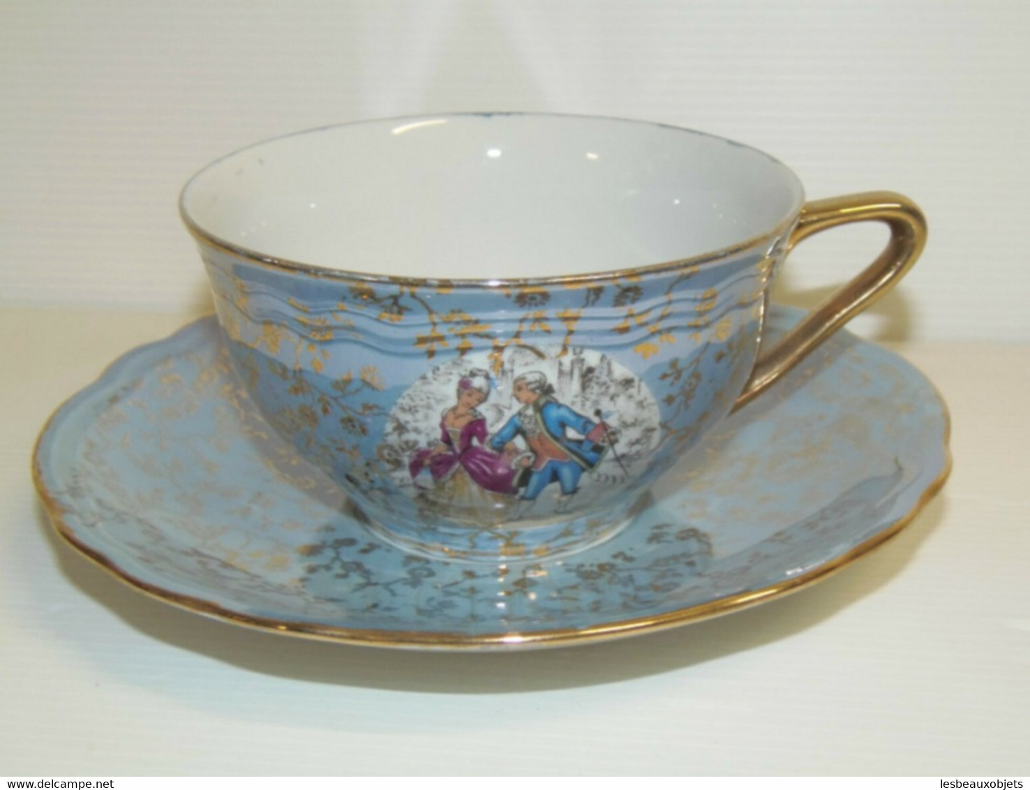 JOLIE TASSE et SOUCOUPE en PORCELAINE ITALIENNE scènes Romantiques fleurs dorées collection déco vitrine